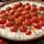 Pomodori ciliegini arrostiti e speziati su yogurt freddo