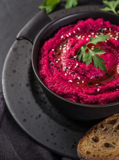 HUMMUS DI CECI FUCSIA ALLA POLVERE DI BARBABIETOLA