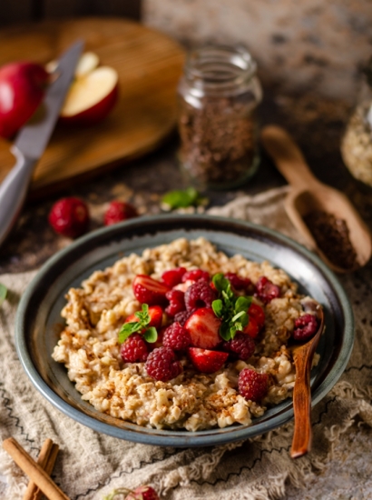 FIOCCHI D'AVENA AL LATTE CON FRUTTA E SPEZIE