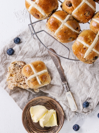 Cross bun ai mirtilli e cannella