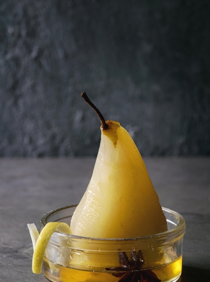 Pera cotta al vino bianco e coriandolo