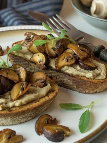 Crostino con castagne, funghi e pepe cubebe