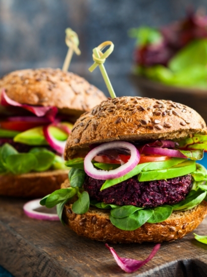 Veggie burger rosa con polvere di barbabietola 