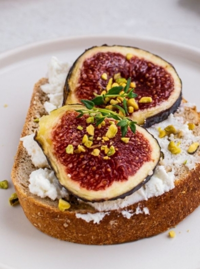 Tartine con formaggio fresco e fichi speziati