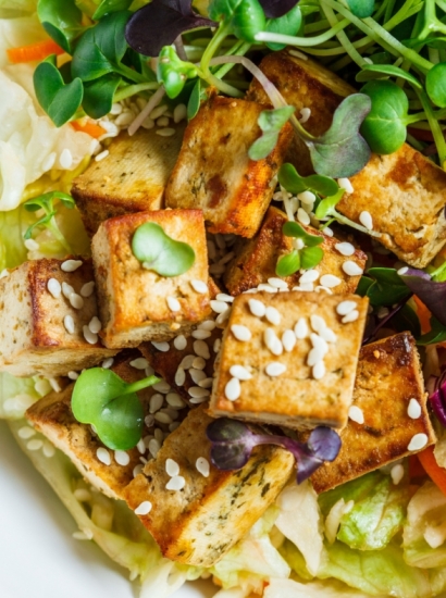 Insalata con tofu marinato piccante