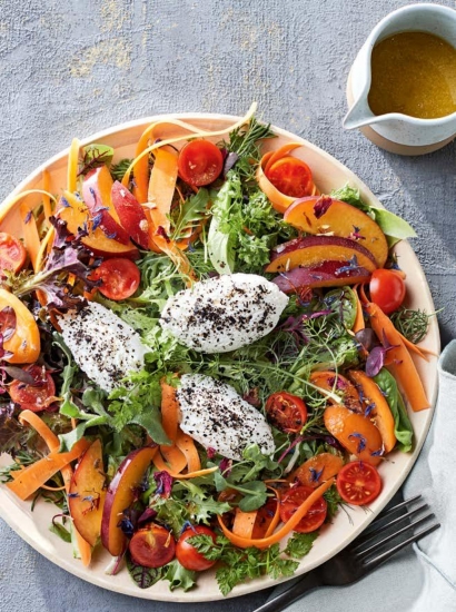 Insalata estiva con quenelle di ricotta e peperoncino Urfa Biber