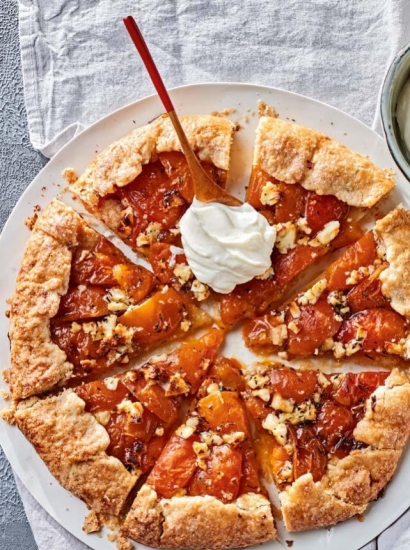 Tarte di albicocche e feta con crème fraîche al miele