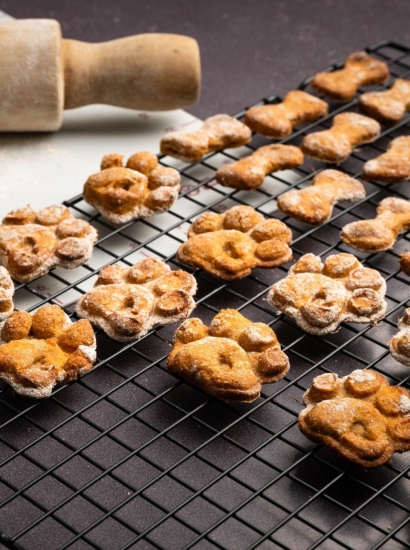 Biscotti per cani alla banana, avena e curcuma