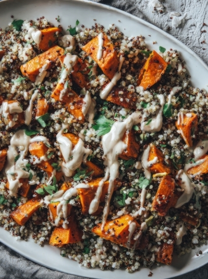 Insalata di quinoa e patate americane con mix New Orleans