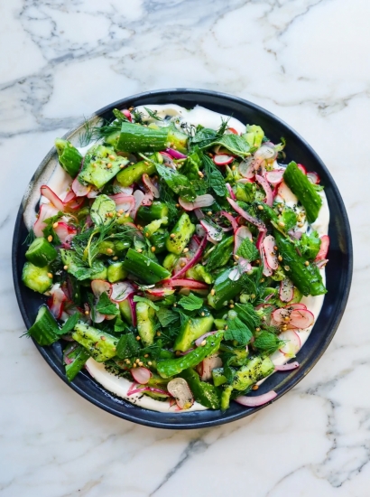 Insalata di cetrioli, cipolle e ravanelli